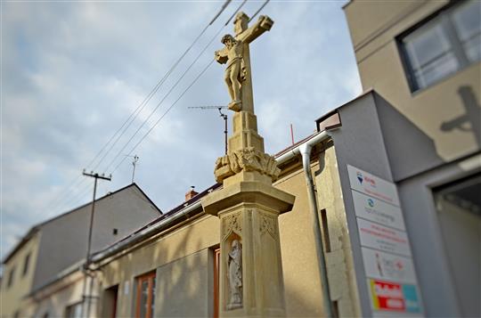 S opravou kříže pomohla dotace, zvonice má restaurovaný oltářní obraz