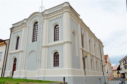 Město zkouší s opravenou synagogou štěstí v krajské soutěži