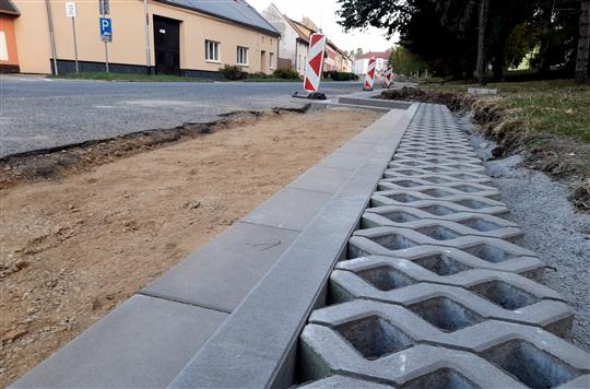 V ulici po rozšíření zaparkuje víc aut. A lépe se vyhnou autobusy