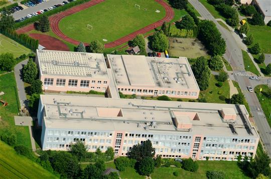 Hrozí další škody. Střechu školy proto obsadili řemeslníci