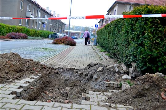 Četné výkopy ve městě souvisí s pokládkou optických kabelů