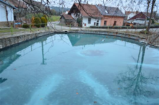 Fólie má zabránit průsakům vody. Na hladině se objeví lekníny