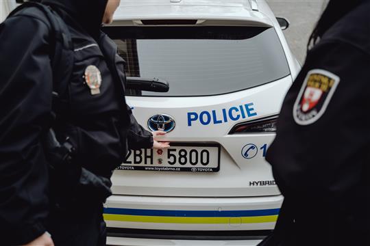 Zraněná seniorka neotvírala sousedovi. Strážníkům se to povedlo