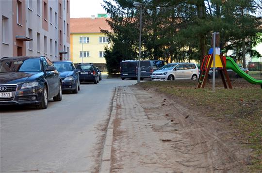 Auta znemožňují průjezd. Obyvatelé ulice se změnami souhlasí