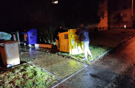Noční výtržníci převraceli popelnice. Na úklid dohlédli strážníci