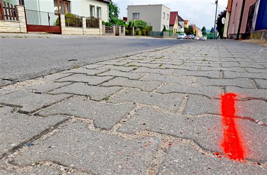Výmoly a nerovnosti postupně mizí z první části ulice Na Hraničkách