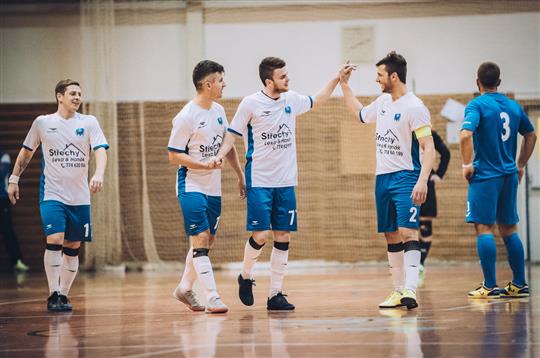 Sport, nová dlažba i kostelní lavice. Zastupitelé rozdělili další dotace