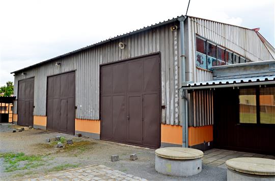 Zabrání poškození techniky a materiálu. Firma zpevní i plochu před halou