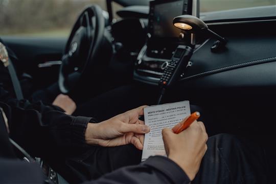 Opilci obtěžují i v době adventu. Jeden rozbil dveře do obchodního domu