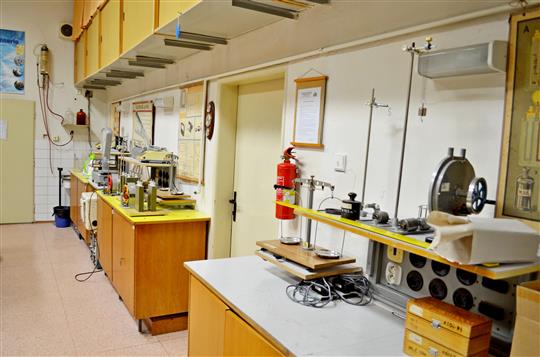 Učebny i laboratoře fyziky a biologie. Gymnázium čeká modernizace