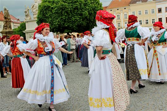 Pokus o nový rekord. Krojovaní obsadí náměstí s Hanáckou besedou