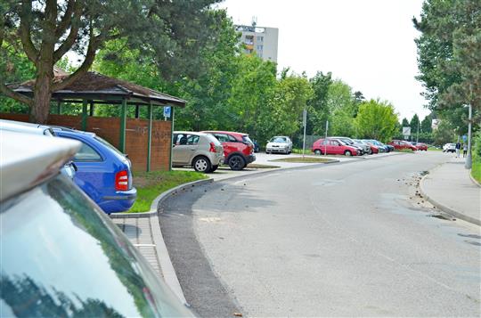 Přes 60 nových parkovacích stání. Práce v Puškinově ulici skončily