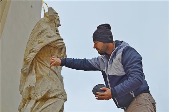 Čas, trpělivost a mravenčí práce. Restaurátoři oživují sochy svatých