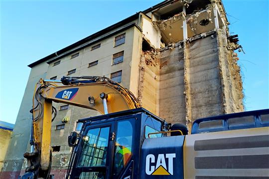 Demolice areálu postupuje. Koleje padly, místo skladů porostou stromy