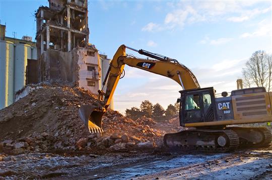 Demolice zemědělského komplexu vrcholí. Prostor se otevře lidem i zeleni