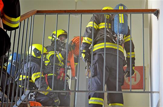 Jen pár kroků od zásahu. Kouř dovedl hasiče k nelegální varně drog