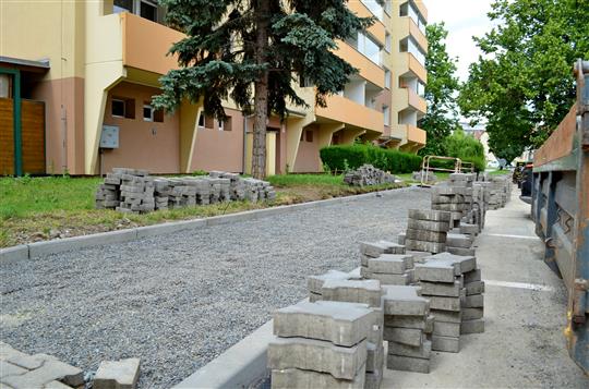 Chodníky dostávají nový kabát. První na řadě je Tyršova ulice