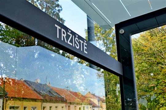 Na Tržišti už cestující nezmoknou. Zastávka dostala nový přístřešek